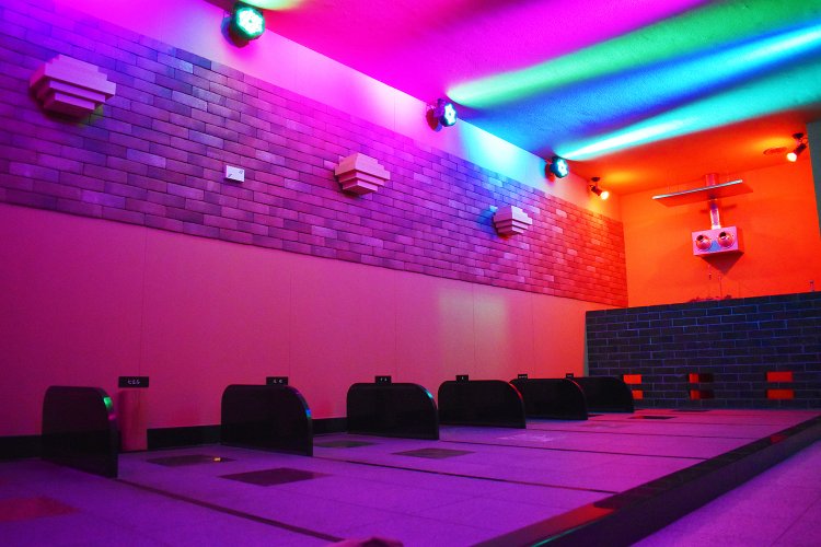 『LeLu』内にある「ミュージックロウリュ 熱響の間」。音楽に合わせて7色のライトが揺れる。