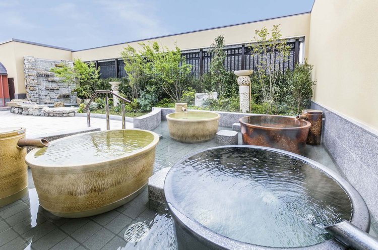 一人入浴を楽しめる信楽焼の浴槽は、4つある。