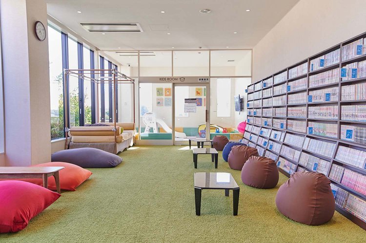 ビーズクッションに体を預けて、至福の寝転び時間を過ごせるリラックスルーム。