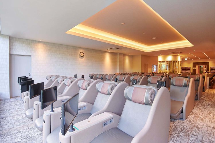 47席のリクライニングチェアを用意。Wi-Fiを使用できる。