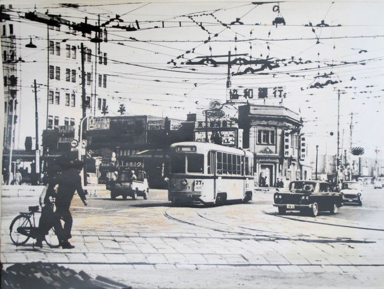 1960年、「赤羽」の方向幕を掲げて王子駅前を走る7000形。