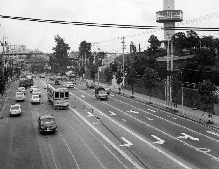 昭和40年代、飛鳥山わきの明治通りをゆく6000形。公園には今なき回転展望塔が。
