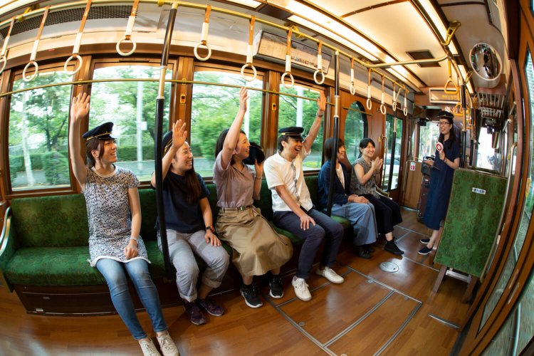 かつて『散歩の達人』編集部も貸切車両でクイズ大会を敢行。意外にお手軽な価格で優雅な時間が♪　（撮影＝オカダタカオ）