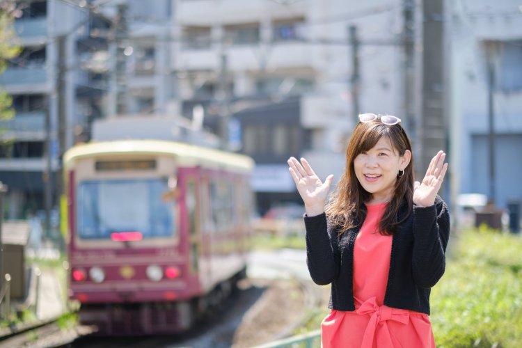 いろんな車両が走る中で「都電落語会号」のラッピング車両を見かけると、ラッキー！って思いますよねと笠井さん。