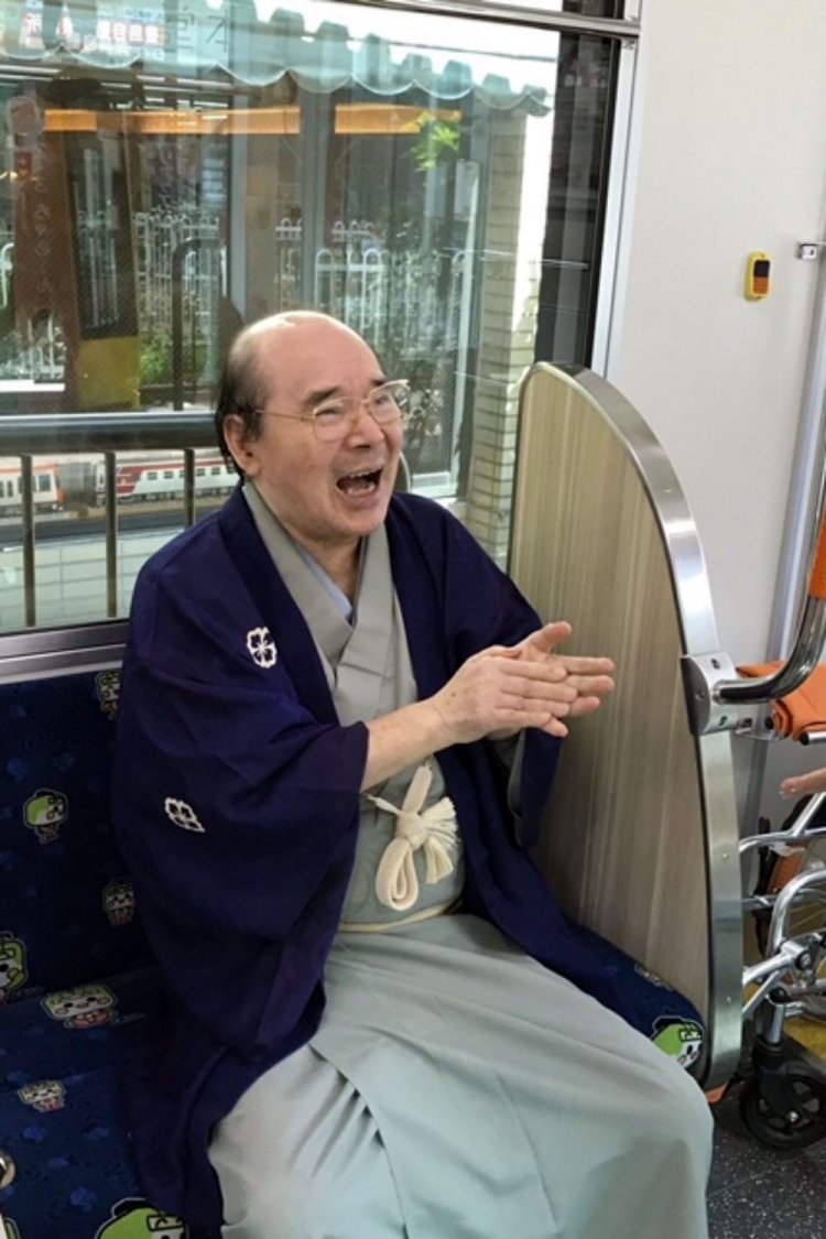 晩年まで都電落語会の高座に上がっていた林家こん平さん。2018年の都電落語会にて。