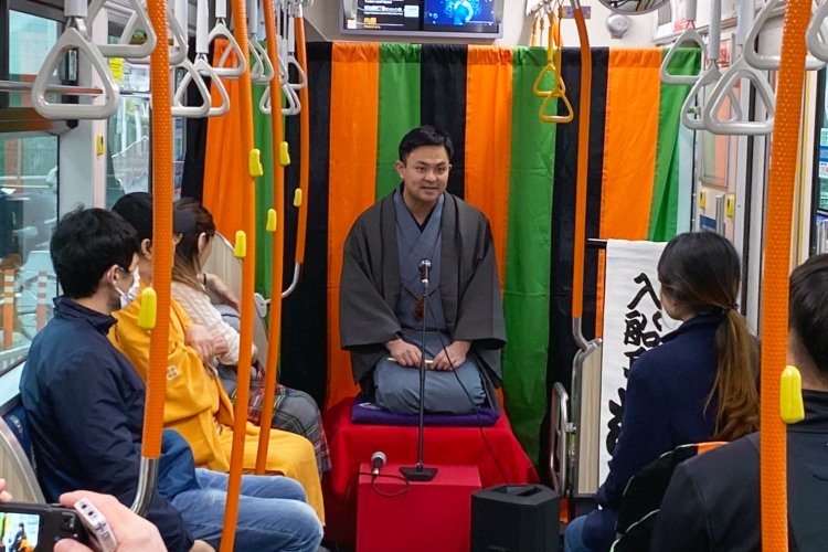 可愛い高座にめくり、後幕が付けば、もう立派な落語会場。2020年12月20日「目の不自由な方の為の都電落語会」の高座に上がる入船亭遊京さん。