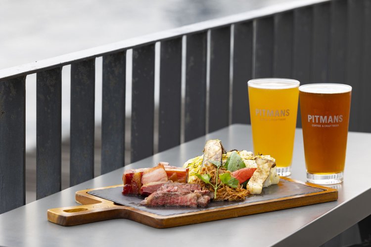 都内各地のマイクロブルワリーのレアなビールを期間限定で取り揃えており、ワインも全て自然派ワイン。クラフトビールハーフパイント880円～。BBQプレート2750円。