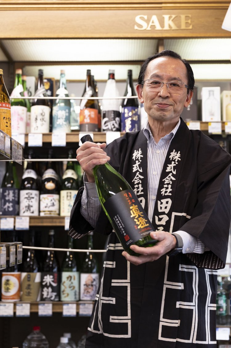 「香りに透明感のある真澄の辛口生一本の本生もおすすめ！」と4代目。オーガニックワインも充実。