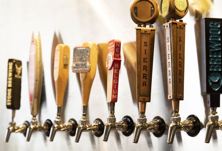 大型冷蔵庫で冷やしている樽に、全9タップを直結。