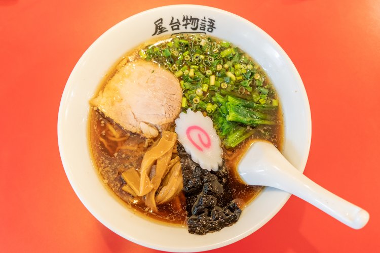 ほうれん草が入って彩りもいいラーメンは、名付けて屋台物語800円。