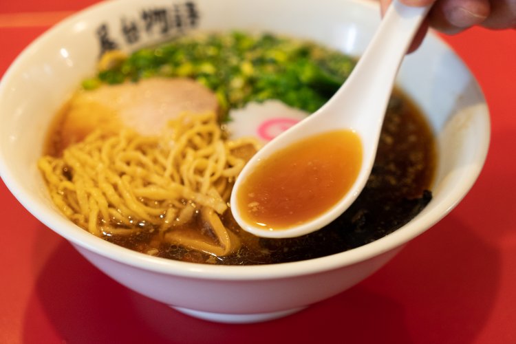 スープは、最初はすっきりした醤油を感じ、後から複雑さのある煮干しの風味を感じる。