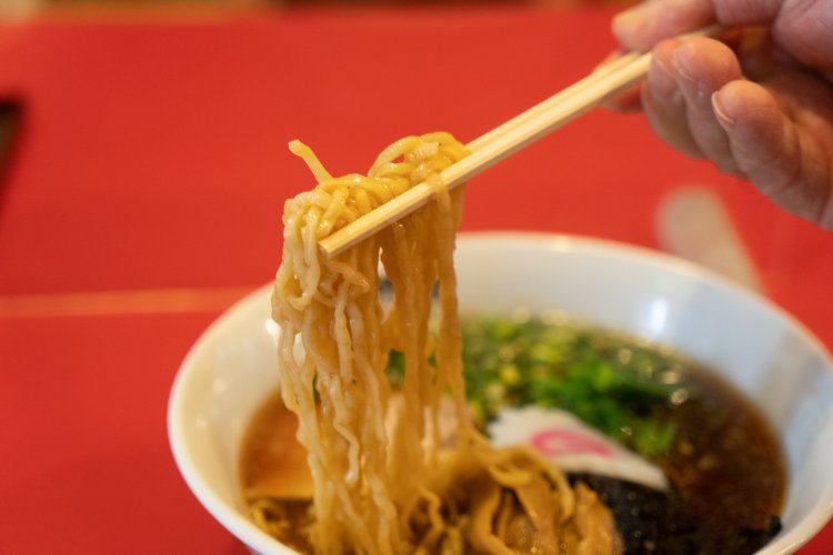 縮れた麺にスープがよく絡む。