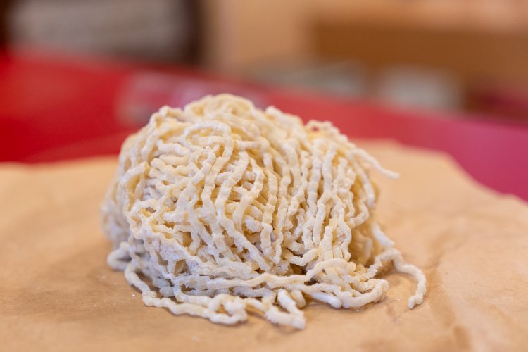 卵は白身だけを加えた麺は、特殊な縮れ具合も特徴。