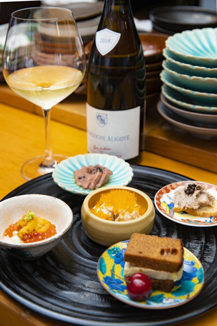 和牛レバーの塩辛（左奥）など、名物料理を少しずつ盛り込んだ晩酌セット1540円。