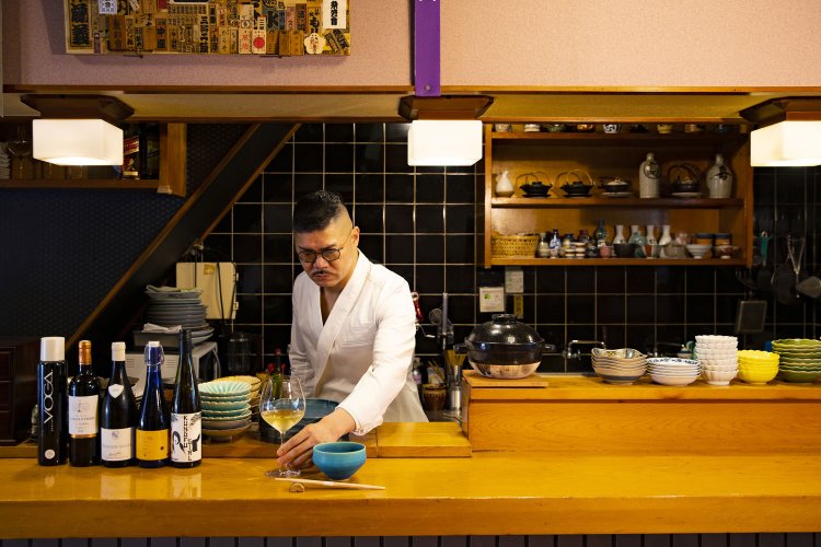 星野さんは食器への愛も深い。「ワインに合うこだわりのメニューを用意しています」。