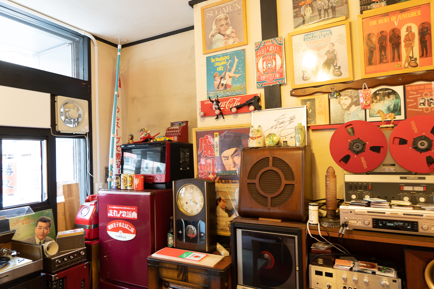 店内には昭和を感じるレコードやスピーカーなどの音響機器も。