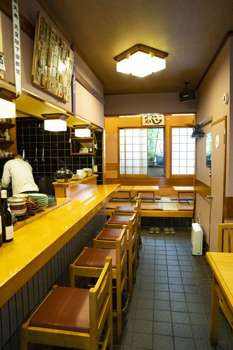 寿司屋時代の内装をそのまま残している。