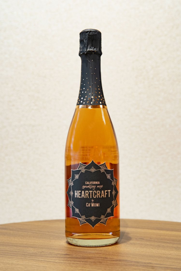 カモミ ハートクラフト 2178円。優しいロゼカラーながら、ドライで爽やか。泡が軽快にはじけるスパークリングタイプなので、夏はキリッと冷やしていただきたい。