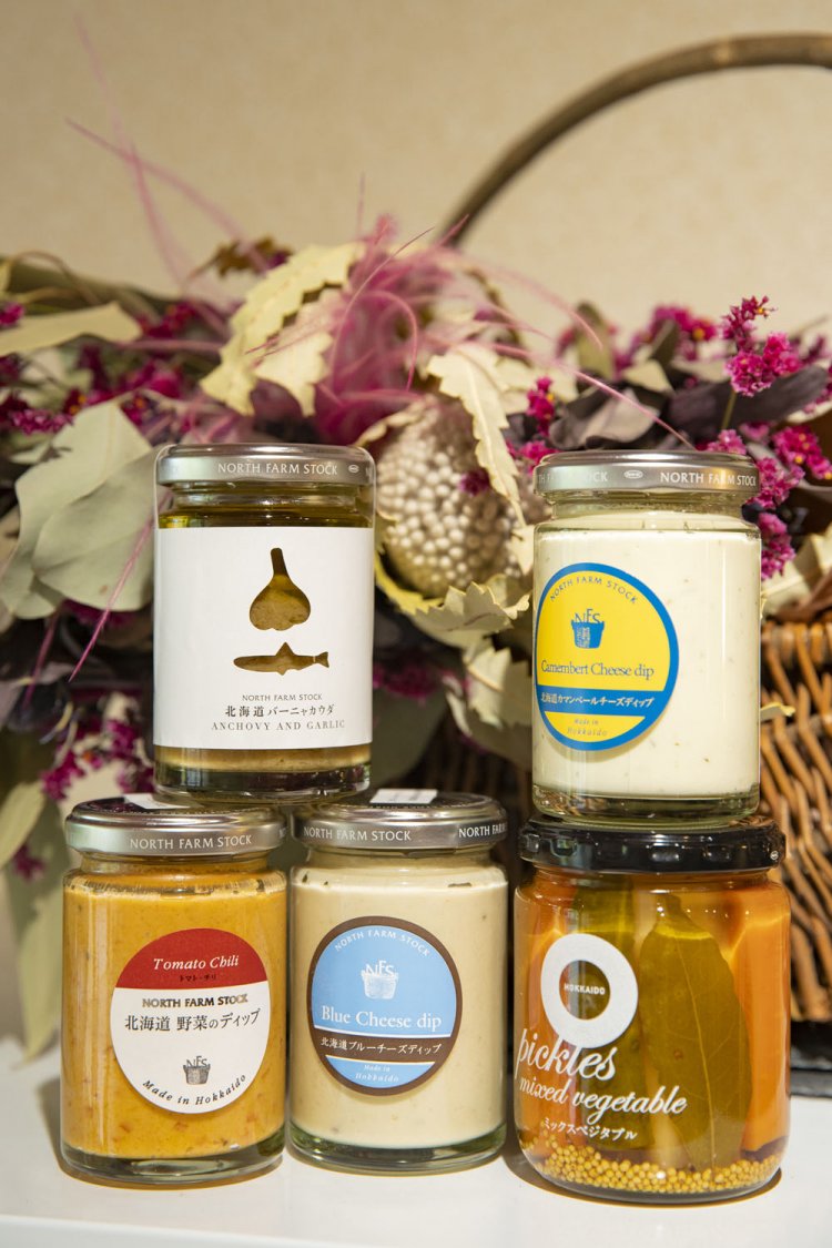 バーニャカウダ756円、カマンベールチーズディップ810円などワインに合う瓶詰フードが豊富。