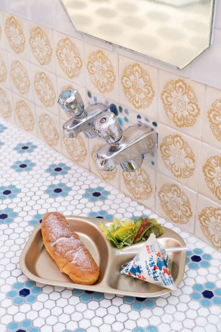 アルミトレイにコッペパンと三角パックの牛乳という懐かしい給食おやつ。