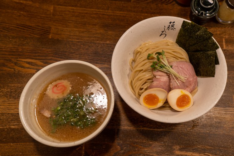 端正に盛り付けられた特製つけ麺980円。
