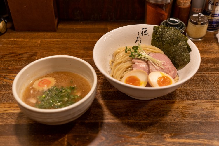 端正に盛り付けられた特製つけ麺980円。