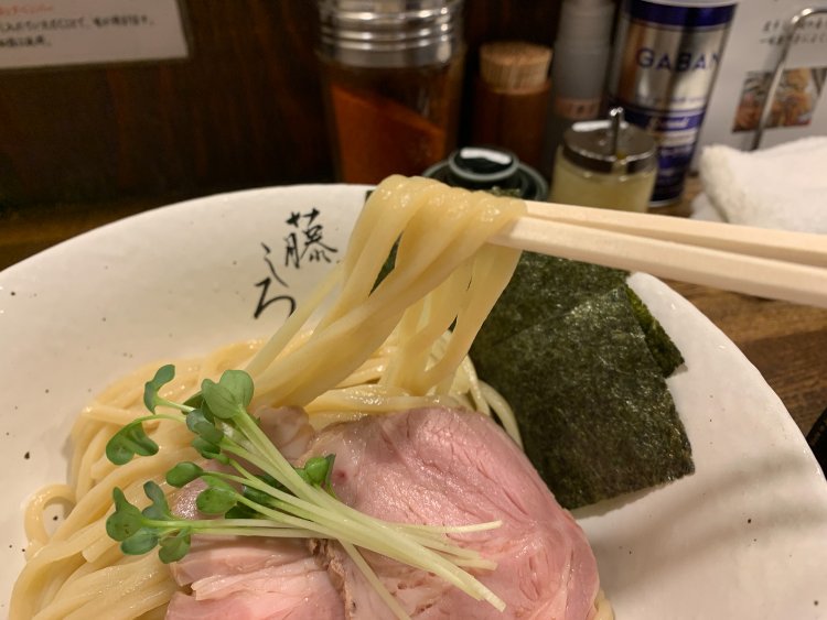 艶のあるつけ麺の太麺。コシが強く小麦の味を楽しめる。