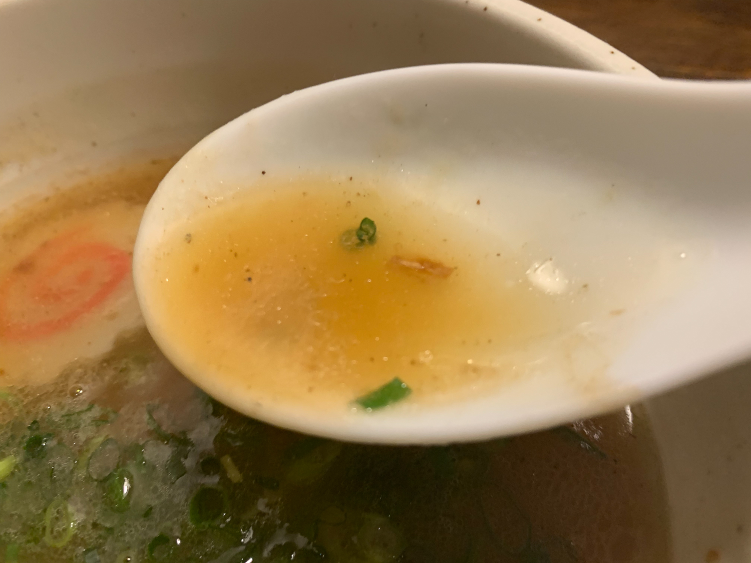 鶏白湯のスープの中に牛肉由来の香ばしさを感じる。鶏と牛は9対１ほどの割合とのこと。