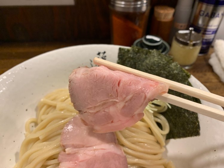 低温調理のチャーシューは肉厚で、お肉を食べた実感も。