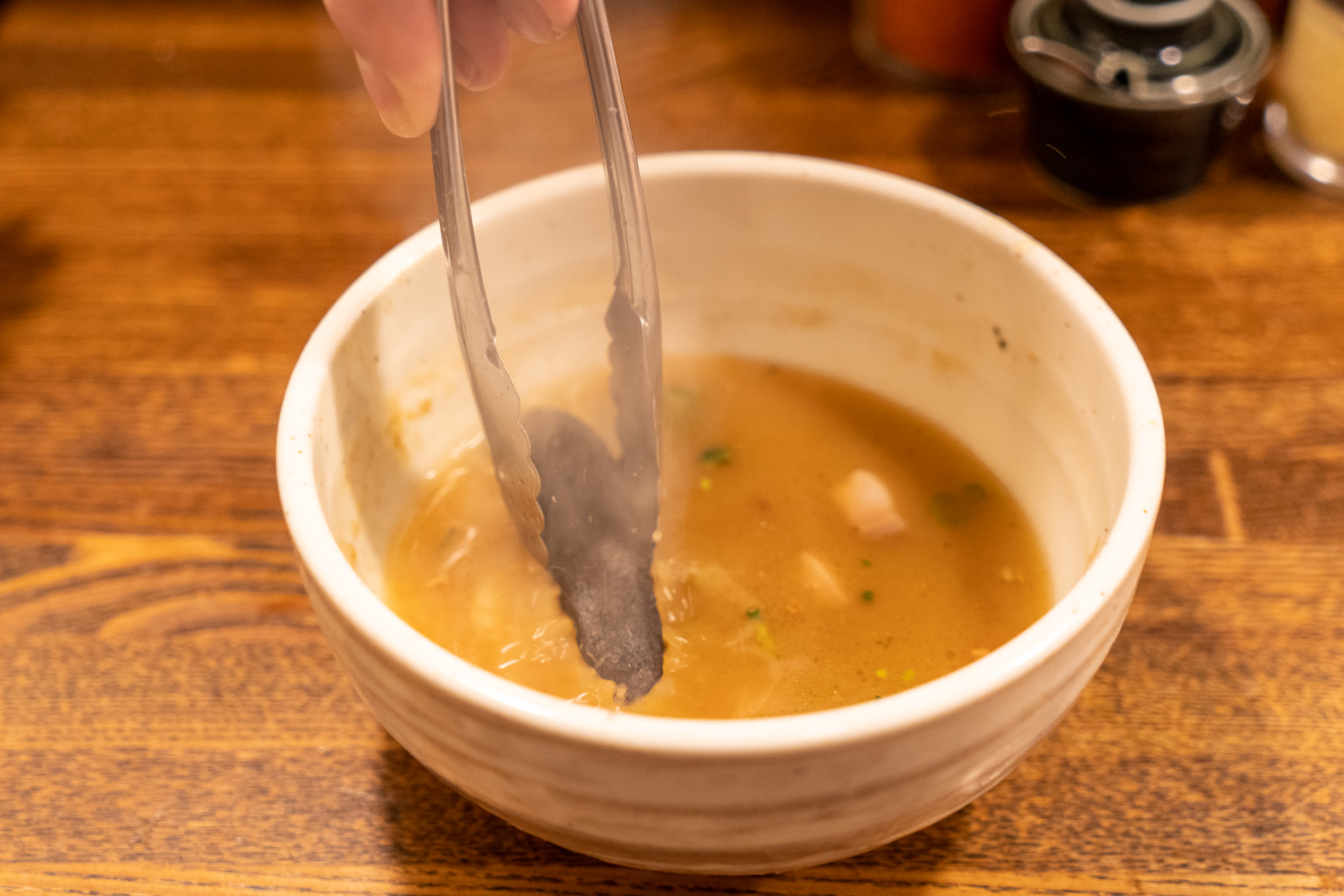 焼き石をスープに入れると、香ばしさが強まっておいしい。