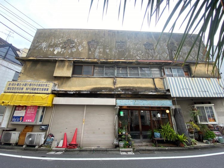 見上げると「大吉市場」の文字看板。右下部分が『キモノ葉月』の入り口。