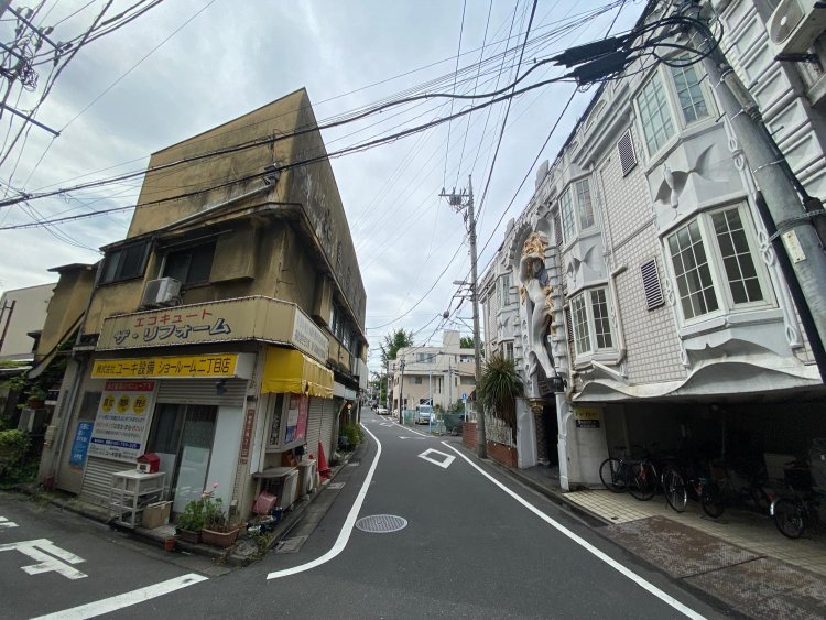 大吉市場と向かいのラポルタ和泉とのコントラストも必見。