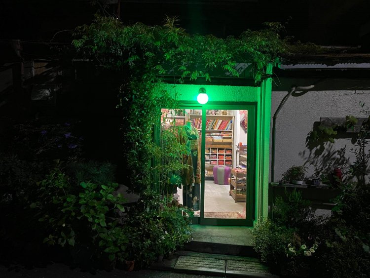 夜には緑のランプがミステリアスな雰囲気に。