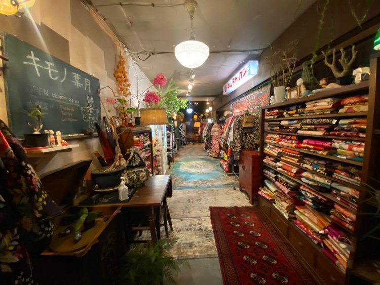 入るとすぐに広がるノスタルジックな空間に、色鮮やかな着物たち。