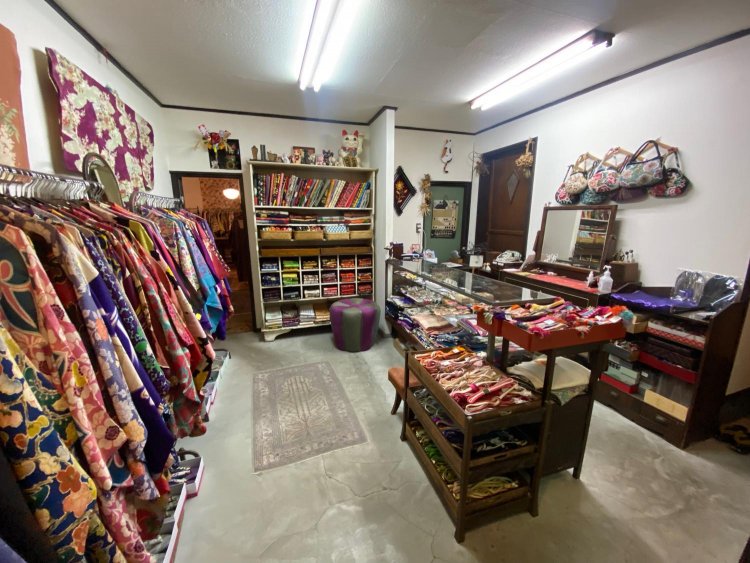 もうひとつの入り口から入るとすぐのレジコーナー。華やかな羽織の柄に心奪われる。