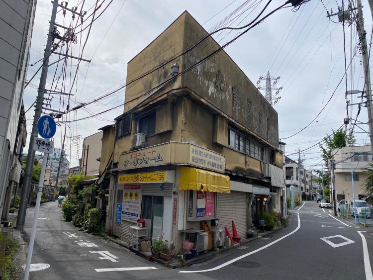 元闇市だった場所に建てられた市場は実に歴史を感じる。黄色の壁が目印。