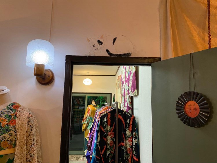 現代美術作家・山下昇平さんが描いた猫、一五六（ひころく）。野良猫だったがよくお店にも来て懐いていた。天国に行った後は、絵となりお店を見守っている。