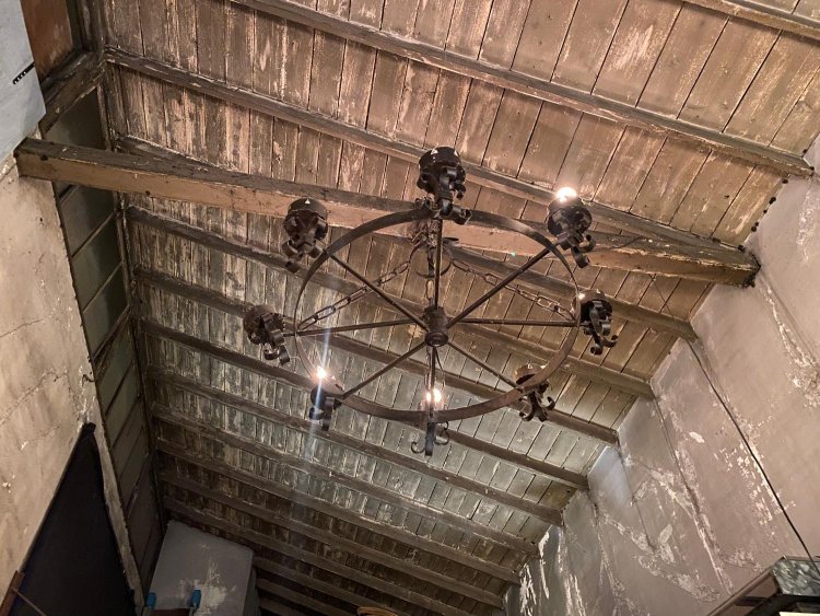19世紀初頭の馬車の車輪で作ったシャンデリアと、天井の隅にはまっくろくろすけ。