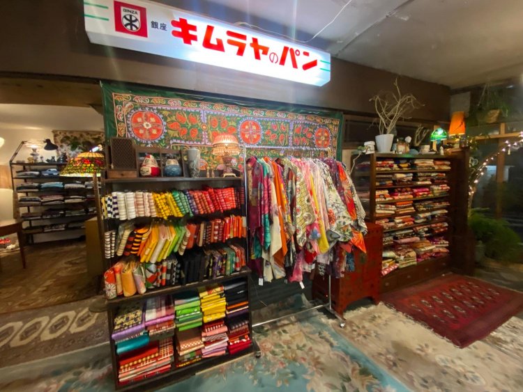 銀座キムラヤのパンのライトは昔からあるもの。着物との意外なマッチングも◎。