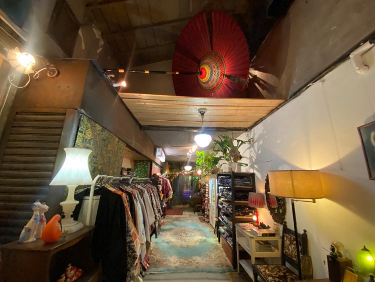 高い天井を活かしたディスプレイ。真っ赤な和傘がアクセントに。