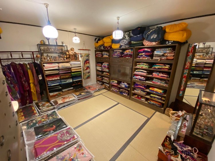 戦前のアンティーク着物コーナー。積み上げられた着物はまるで宝探し。畳が落ち着く。