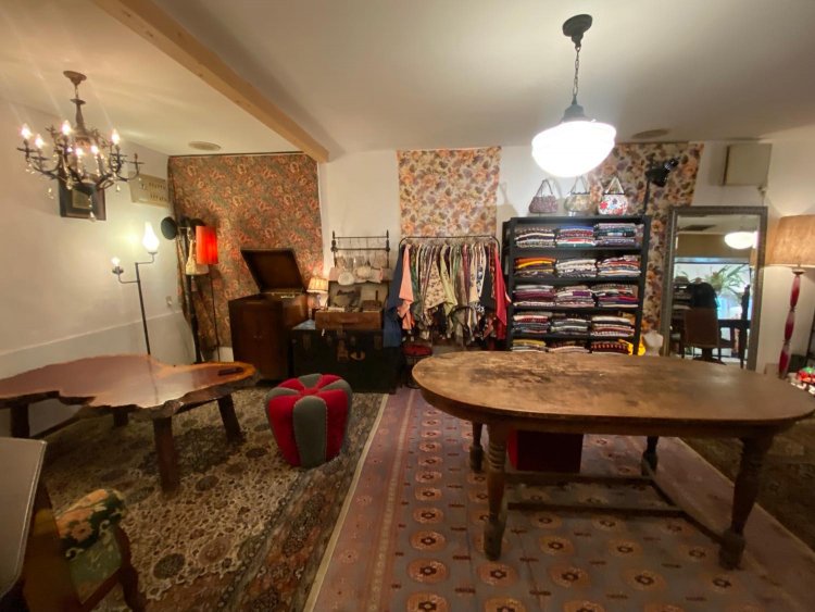 知り合いの洋食屋から受け継いだ机（右）と、赤と灰色のコントラストカラーが珍しいレバノンの椅子（真ん中）。