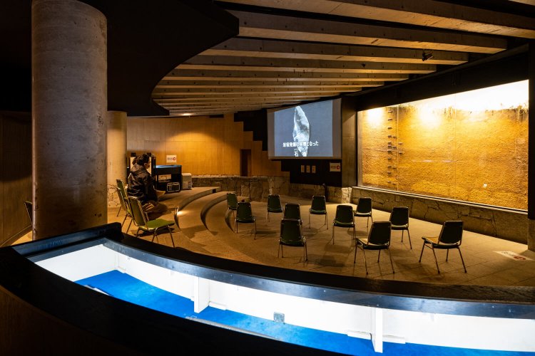 『岩宿ドーム』は入場無料で、開場時間・休は『岩宿博物館』と同じ。