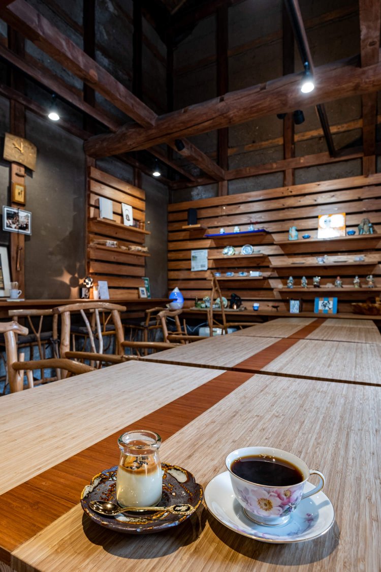 蔵に残されていた器で提供されるコーヒー 550～600円（右）と市内東町産の干し芋が入ったムース 440円。