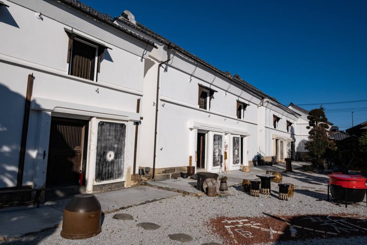 明治～大正期にかけて建てられた土蔵が並ぶ様子は圧巻だ。