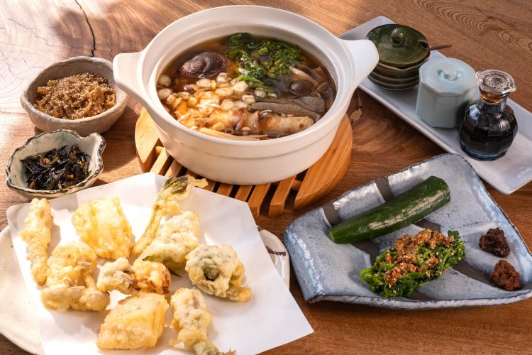 ひと口大のこねた小麦粉に野菜や山菜が入ったちぎりっこ（上）と季節の天ぷら（左下）。総菜類は全てサービスだ。