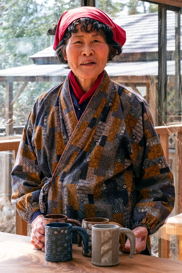 名水コーヒーは店主自らデザインした大きなカップで提供。