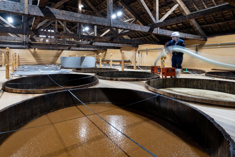 仕込蔵見学は10・11・13・14・15・16時開始で所要時間は20分。蔵の中に充満する醤油特有の濃厚な香りに驚くこと間違いなしだ。