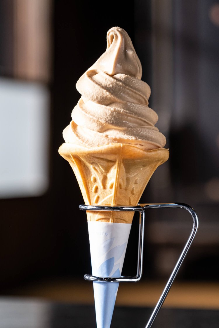 醤油ソフト300円は塩キャラメルのような味わいで口当たりもよい。