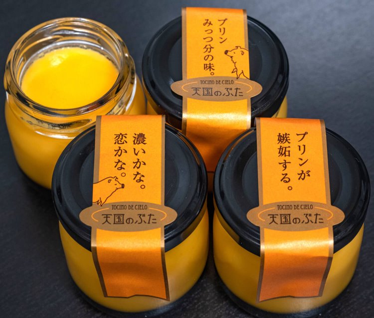 天国のぶた4４個入り 1780円。ウィットに富んだラベルも必見だ。